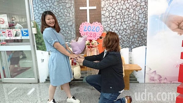 「2020520」的諧音就是「愛你愛你我愛你」,吸引新人來辦理結婚登記,新郎高跪把花束送給新娘。記者鄭惠仁/攝影