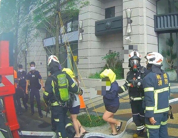 桃園市八德區中午發生一起住宅火警，大樓9樓一戶房客將電動折疊腳踏車置於玄關充電，卻在充電時起火燃燒，所幸並沒有人員傷亡。圖／桃園市消防局提供
