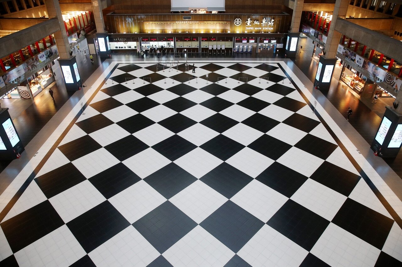 台鐵擬評估永久禁止民眾在台北車站大廳隨地而坐,引發熱議。交通部長林佳龍昨天在臉書發表565字看法,表示已指示台鐵,在疫情穩定後,與中央流行疫情指揮中心研商評估逐步管理開放,圖為台北車站大廳極具特色的棋盤方格。 記者邱德祥/攝影