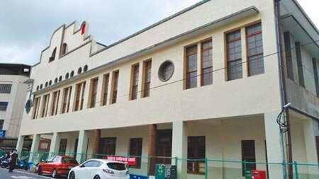 彰化縣定古蹟彰化鐵路醫院耗資4836萬元修復,委外經營卻4度流標;上個月標出,業者計畫作為日照中心。(吳敏菁攝)