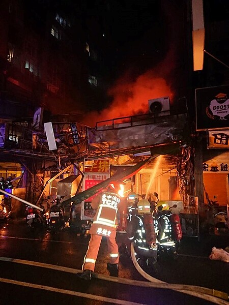 台中中華路夜市起火。(圖/台中市消防局)