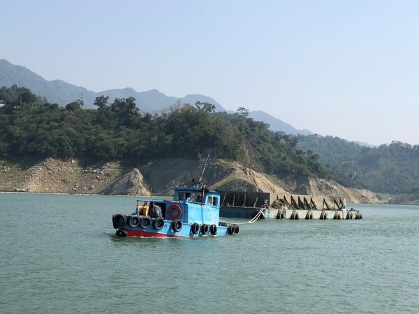 台南曾文水庫在枯水期以抽泥船抽取庫底爛泥。圖／南水局提供