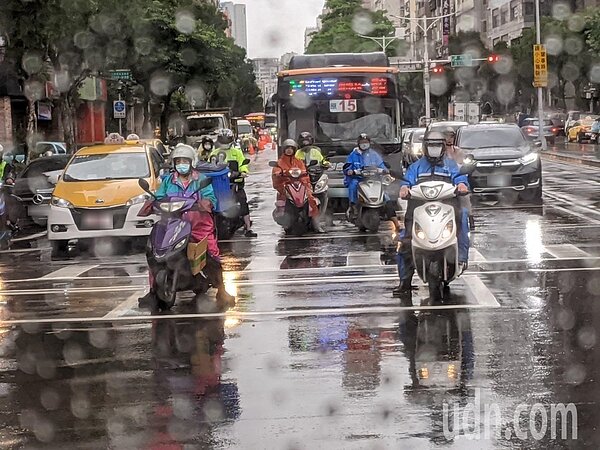 預計今天下半天開始,中南部降雨可能會逐步增強,配合上西南風,降雨往山區擴大。同時降雨也即將往北部發展,今天到明天可以說是降雨顯著增強的過程。記者楊德宜/攝影