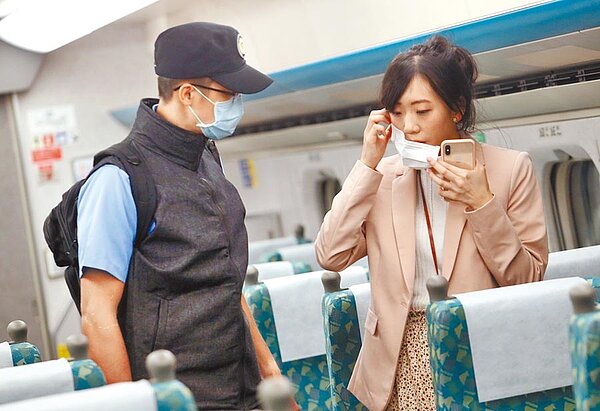 疫情指揮中心昨表示,在維持好個人防護的前提下,台鐵及高鐵可開放餐飲、自由座,但不能賣站票,同時要維持戴口罩。(本報資料照片)