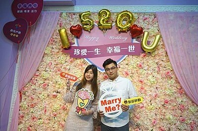 西屯戶所布置花牆-字母氣球及手拿板。圖/台中市政府民政局提供