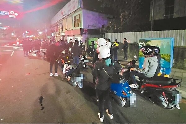 新北市淡水警分局曾出動大批警力圍捕改裝噪音車,攔下眾多飆車族。記者吳亮賢/翻攝