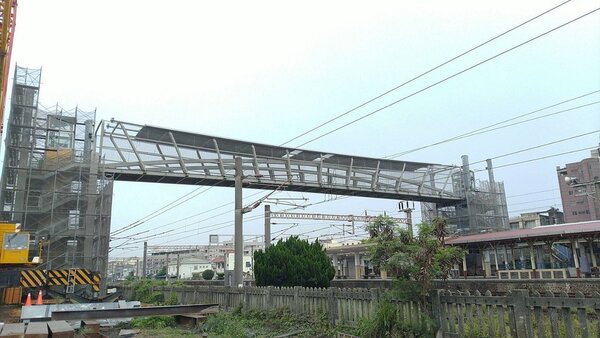 台中市大甲車站人行跨越橋今日凌晨完成吊裝作業。圖／台中市政府提供