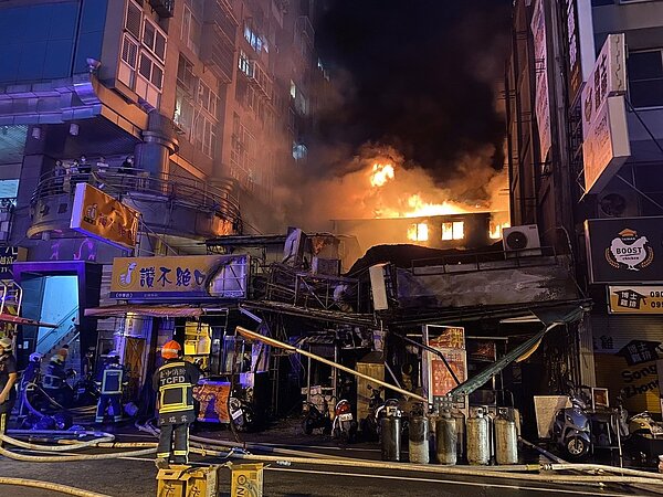 林姓男子,今天凌晨在中市中華夜市縱火,火舌延燒到台灣大道,,轄區市警一分局表示,林取牛排館瓦斯桶縱火,當場被逮捕,林的精神不穩定,由警方調查中。圖/民眾提供