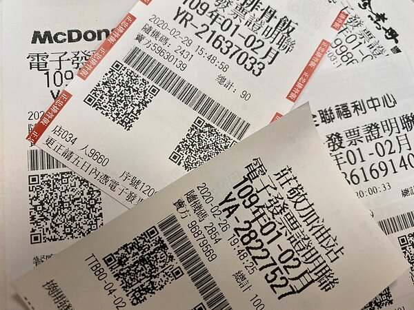 財政部提醒,1、2月特別獎(1000萬元)發票仍有7張未兌領,其中1張僅花新台幣12元買衛生紙就中獎。 圖:閻芝霖/攝