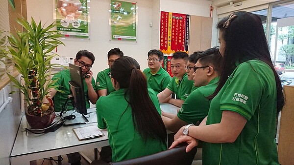 精耕商圈、被暱稱為"人體google map"的有巢氏房屋新店北新重劃加盟店業務們,常聚在一起交換最新的商圈情資。有巢氏房屋提供