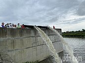 視察台南麻豆易淹區　黃偉哲：氣象局警訊今晚防豪大雨