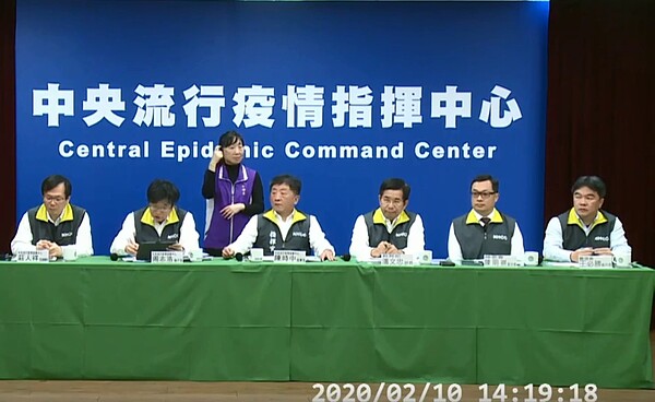 中央流行疫情指揮中心公布有477人監測期滿,可回復正常生活。擷取自衛生福利部疾病管制署YouTube直播