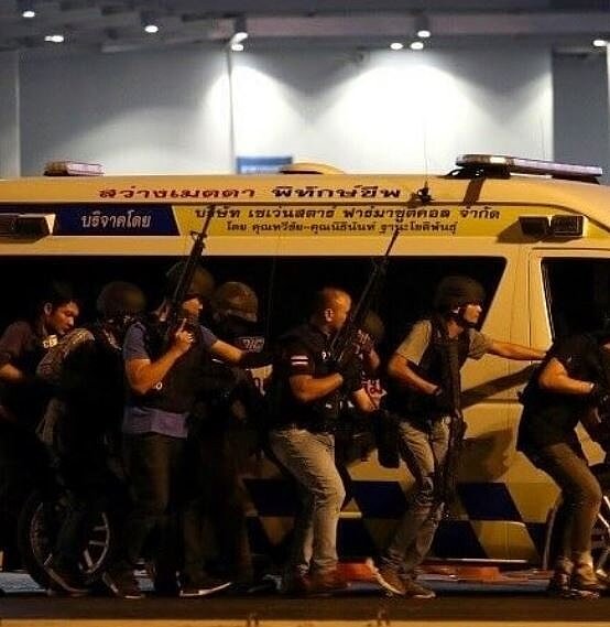 一名泰國軍人在泰國東北部呵叻府營區開槍射殺長官及兩名同袍,然後開著偷來的軍車到一座熱鬧的商場展開血腥濫射。圖取自instagram