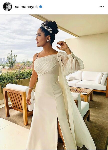 莎瑪海耶克穿著白色單肩禮服,配戴寶詩龍的鑽石冠冕及耳環,彷彿女神下凡。圖/取自IG @salmahayek