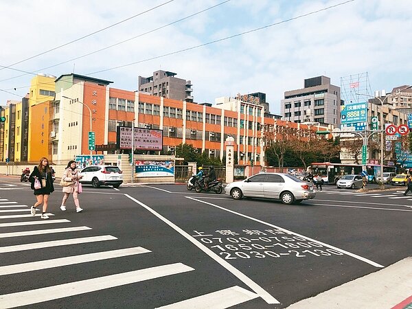 北市內湖成功路、星雲街口,近5年多來,儘管沒發生過死亡車禍,不過車禍件數卻高達80件,造成81人受傷,當地人戲稱猶如「虎口」。 記者邱瓊玉/攝影