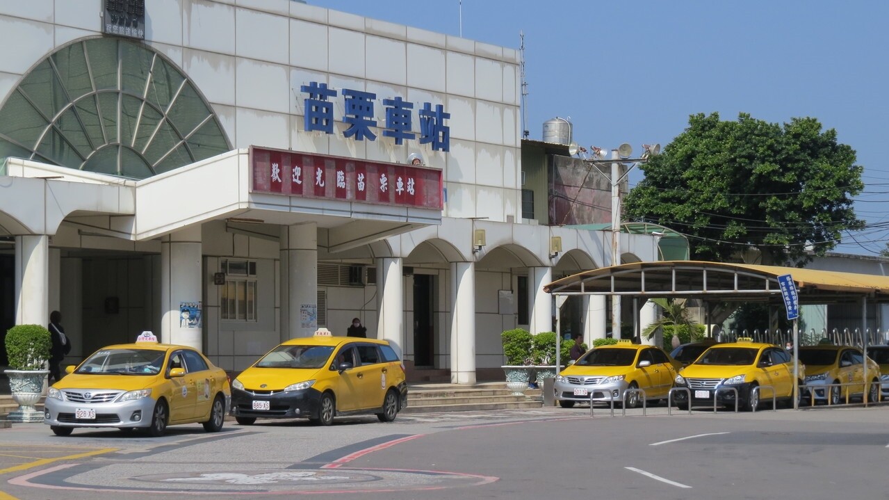 苗栗縣計程車新運價昨天上路,起程運價維持不變,調整續程及延滯計時費率。圖/記者范榮達攝影