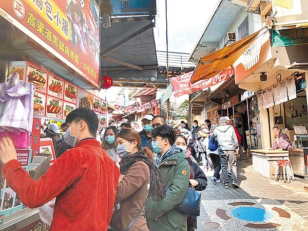 據新北市觀光局統計,包括九份老街、十分老街等知名景點,上周末觀光人潮皆銳減至少4成。(新北市觀光局提供)