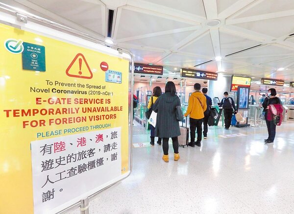 目前桃園機場的自動通關系統已更新，暫時不開放外籍人士與有陸港澳旅遊史的旅客使用。（陳麒全攝）
