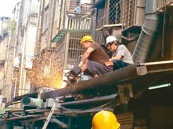 違建拆不完遭詬病,北市設立「違建爭議處理委員會」後,北市府不接受其他單位進行違建協調或會勘。 圖/聯合報系資料照片