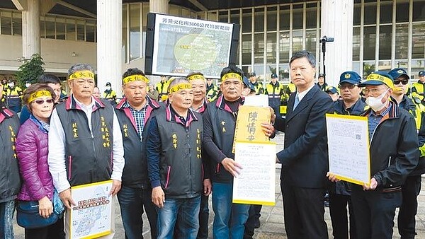 自救會長洪新䒴(右三)代表將陳情書交給民政處長賴致富(右二);賴強調目前縣府尚未收到任何興辦事業計畫申請,但彰化縣確實有興建火化場的需求,允諾好好把關。(謝瓊雲攝)