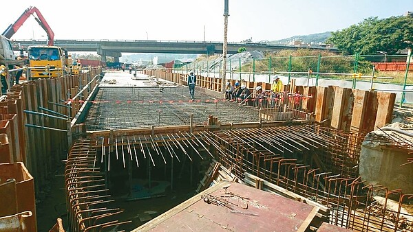 高雄輕軌二階工程,除爭議路段美術館、大順路外,其餘路段陸續施工中,預計年底完工。 圖/高雄市捷運局提供