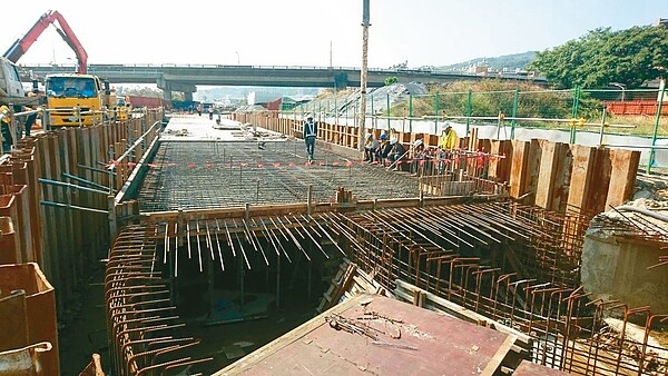 高雄輕軌二階工程，除爭議路段美術館、大順路外，其餘路段陸續施工中，預計年底完工。 圖／高雄市捷運局提供