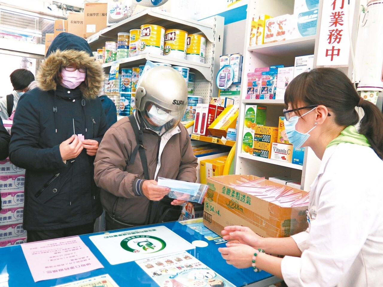 一名女網友PO文表示，口罩實名制上路後，她發現似乎很多人還是不太會買口罩，不少人以為7天內是指新的一週又有新的口罩額度，於是有網友便留言說道「大家真的都懂規則嗎？」 圖／聯合報系資料照