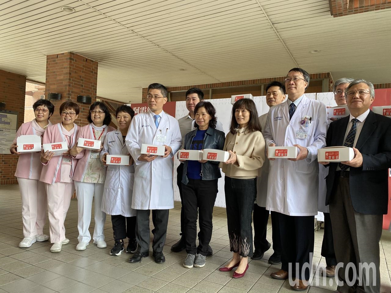 台南知名的阿霞飯店今天贈送6600份的米糕輿甜粥給成大醫溲，感謝他們為了武漢肺炎付出的心力。圖／記者修瑞瑩攝影