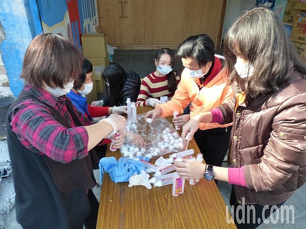 武漢肺炎疫情發燒,除了口罩,就連「次氯酸水」等消毒用品也跟著熱銷。記者劉明岩/攝影