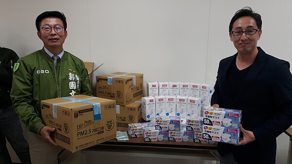 立委郭國文(左)與日本友人野崎孝男(右)得知台南醫界口罩缺乏,捐3千個口罩給需要的醫師。記者周宗禎/攝影