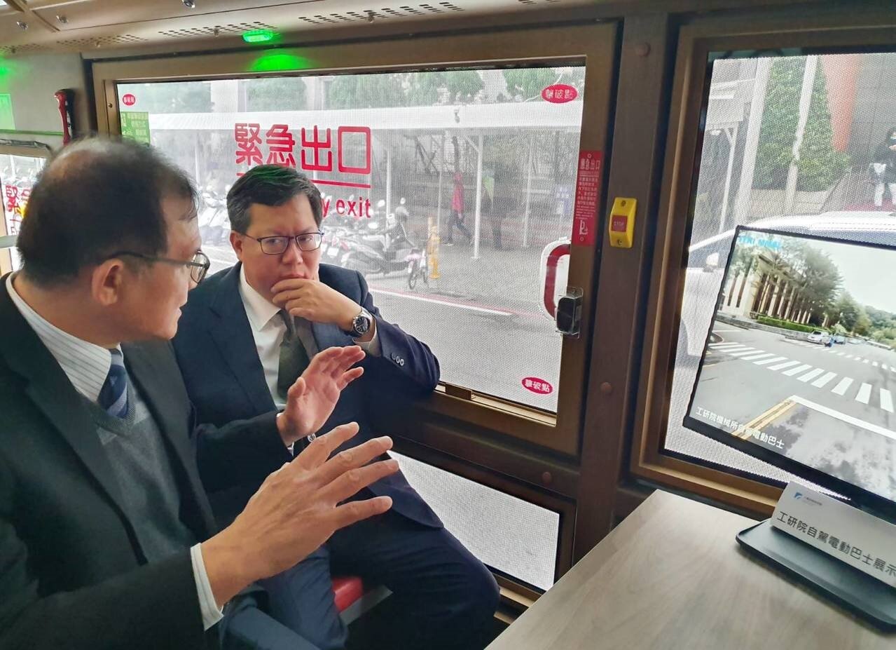 桃園市府、工研院與力歐新能源公司昨簽署合作意願書,市長鄭文燦登上巴士聽取簡報。記者陳夢茹/攝影