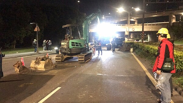 台北市內湖區新明路發生汽油大量外洩，消防隊連日警戒，配合中油開挖檢查。記者李奕昕／翻攝