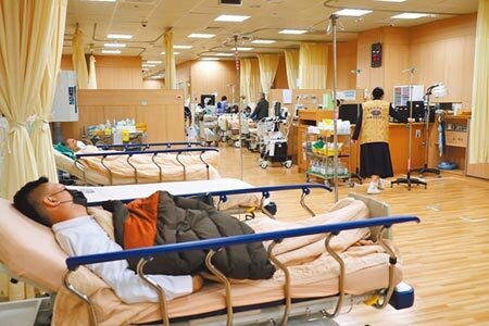 疾病管制署11日公布，上周新增56名流感併發重症案例，14人死亡。圖為台中慈濟醫院春節急診類流感病人數量暴增。圖／中時資料照
