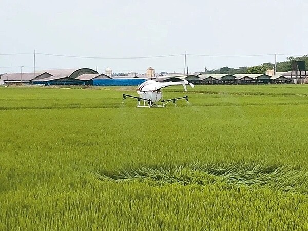 台南市政府運用無人機在噴灑農藥、查緝非法棄置場等,以科技強化市政管理。圖/台南市府研考會提供