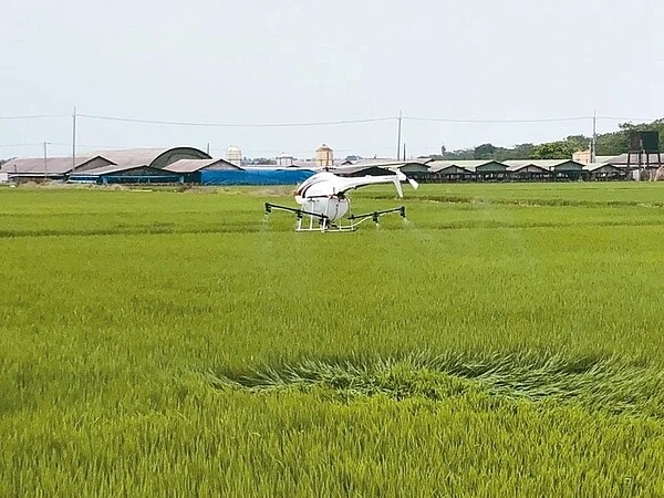 台南市政府運用無人機在噴灑農藥、查緝非法棄置場等，以科技強化市政管理。圖／台南市府研考會提供