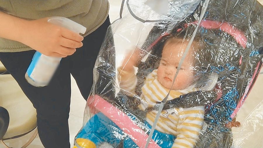 小小孩不適合戴口罩，醫師建議可以在嬰兒車上加套防風罩，但回到家後，一定要以稀釋後的漂白水擦拭，或用75度的酒精擦拭，在防風罩徹底消毒後，再收納起來。圖／茂盛醫院提供