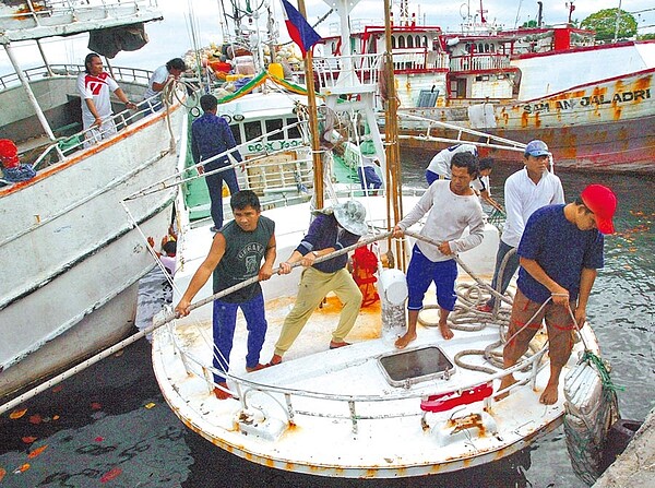 菲律賓民答那峨Davao漁港為台灣漁船國外作業售魚補給基地，整條漁船除了船長外幾乎都是菲律賓、印尼等外籍漁工。（本報資料照片）