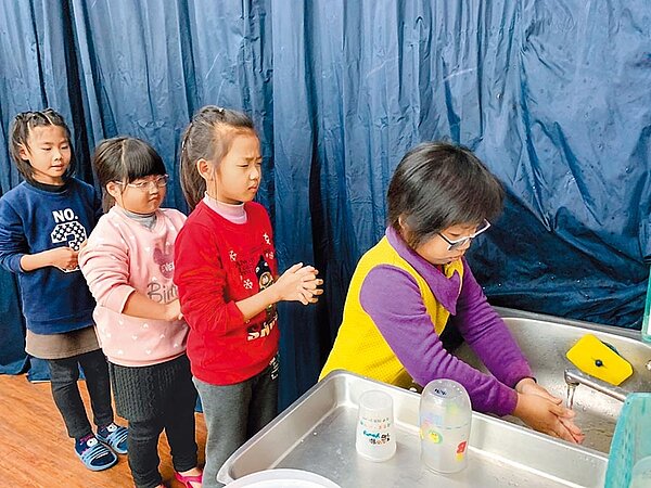 冠狀病毒之父賴明詔指，防治新冠肺炎，勤洗手比戴口罩重要。（基督教救助協會提供／林志成台北傳真）