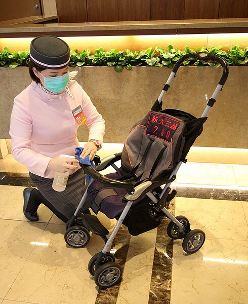 新光三越表示,娃娃車使用前後皆消毒。圖/業者提供