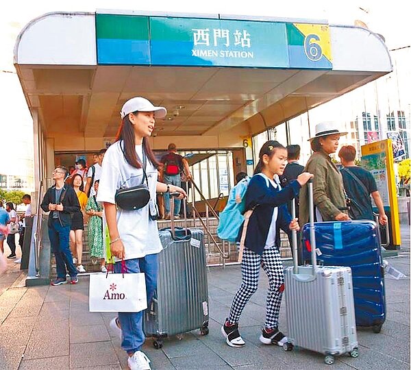 新冠肺炎疫情延燒,觀光、旅館業衝擊大,北市旅館業住房率與訂房率至少下滑6成多。(本報資料照片)