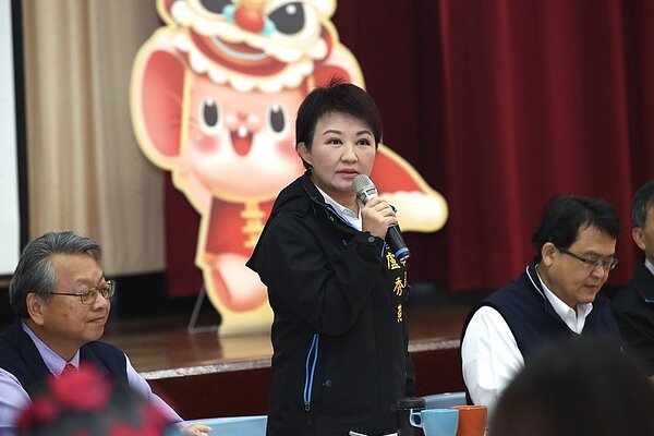 台中市長盧秀燕(中)11日表示,台中州廳是無價之寶,不會無償給中央當國美館二館「做人細漢仔」。記者洪敬浤/攝影