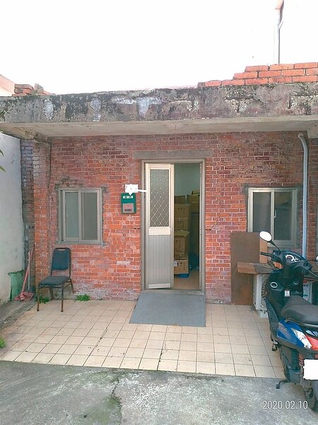 慶豐商貿公司位於八里的廠房設置簡陋，員工用徒手分裝醫用口罩。 圖／士檢提供