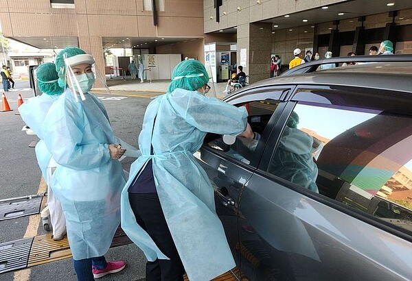 高醫推動得來速領藥服務，民眾開車到院外車道就能領慢籤藥物。記者蔡容喬／攝影