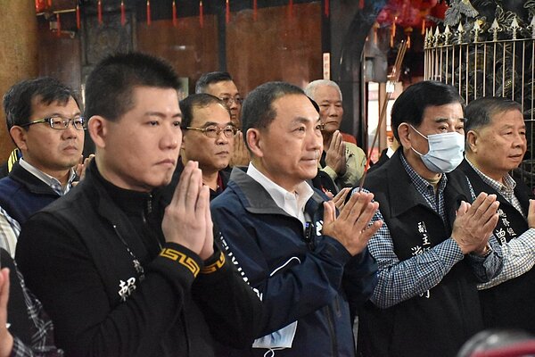 新北市長侯友宜今天到板橋慈惠宮參拜。記者江婉儀/攝影
