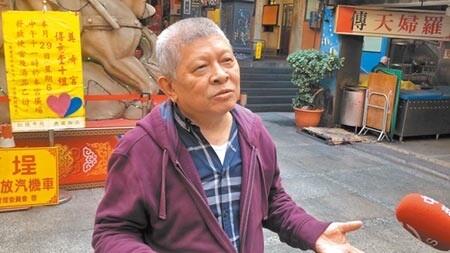 基隆廟口主委謝文賢不滿民眾謠傳攤商「中標」，懸賞20萬元揪出造謠者。圖／吳康瑋攝