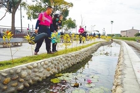 十四張圳水岸公園設置景觀池,流水潺潺並育養錦鯉等,為地方增加休憩綠地。(王文吉攝)