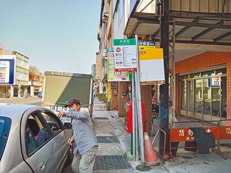 彰化市經台74線到台中朝馬的客運站牌在街頭嶄新矗立了,連停靠站和時間表都有了,不少市民欣喜,縣府表示,客運公司正在設計長青福利卡讀卡程式,預計3月底一定正式通車。(吳敏菁攝)