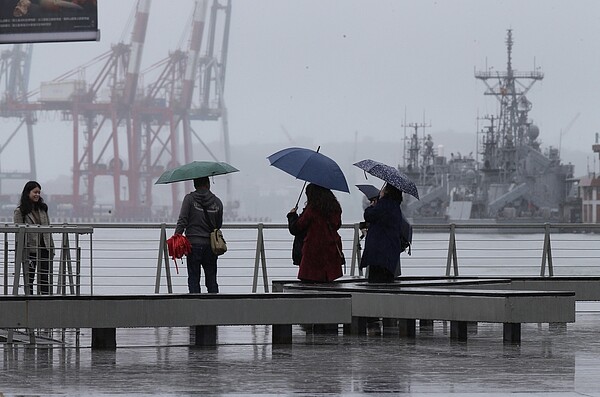 今天中午開始變天,苗栗以北及東北部地區將有短暫陣雨或雷雨,傍晚全台都有雨。 圖/聯合報系資料照片
