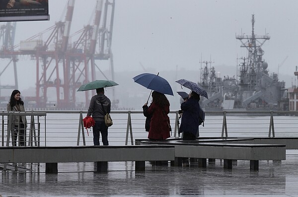 今天中午開始變天，苗栗以北及東北部地區將有短暫陣雨或雷雨，傍晚全台都有雨。 圖／聯合報系資料照片