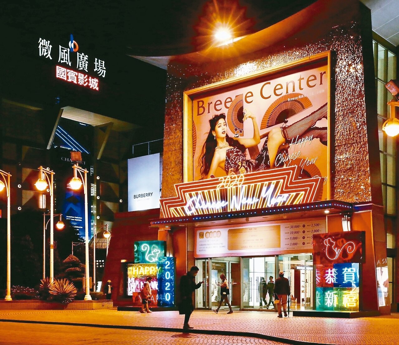 新冠肺炎疫情影響「人流」,微風集團率先拋出人事精簡令。 記者黃義書/攝影